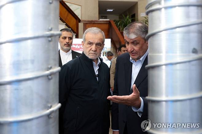 핵설비 살펴보는 이란 대통령 (테헤란 로이터=연합뉴스) 9일(현지시간) 마수드 페제시키안 이란 대통령이 '국가 핵기술의 날'을 맞아 자국 핵기술 관련 설비를 살펴보고 있다. 2025.4.9 photo@yna.co.kr