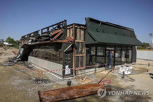 '반항하는 감자튀김들'이란 단체가 불 지른 맥도날드 매장 공사 현장 [AFP 연합뉴스 자료사진. 재판매 및 DB 금지]