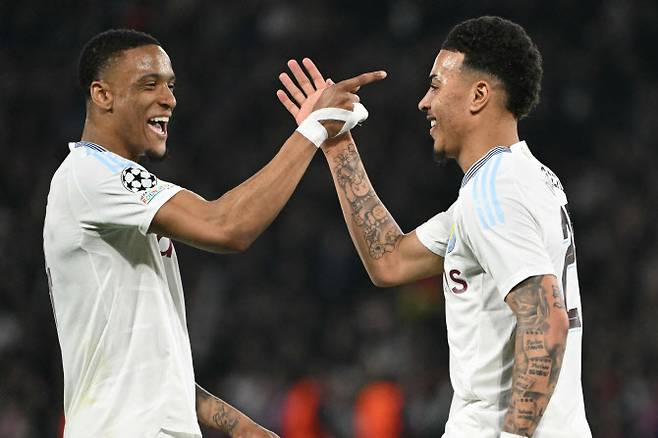 선제골을 넣은 빌라의 모건 로저스(오른쪽). 사진=AFPBB NEWS