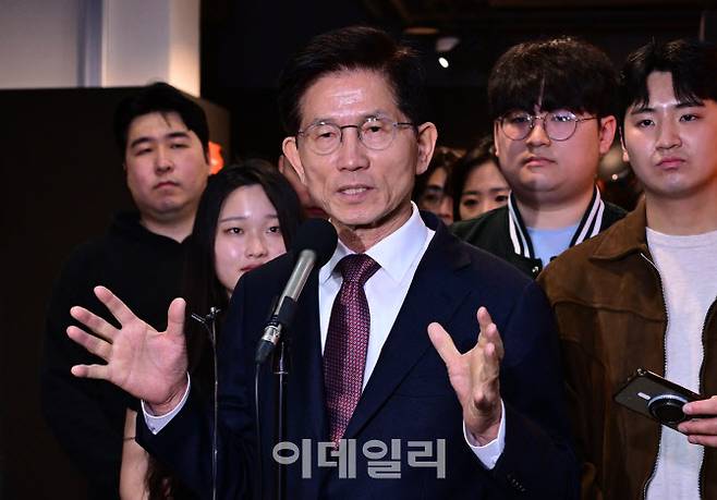 [이데일리 이영훈 기자] 21대 대통령 선거 출마를 선언한 김문수 전 고용노동부 장관이 10일 오전 서울 종로구 청계천로 전태일기념관을 찾아 청년들과 전시관을 둘러본 뒤 취재진의 질의에 딥하고 있다.