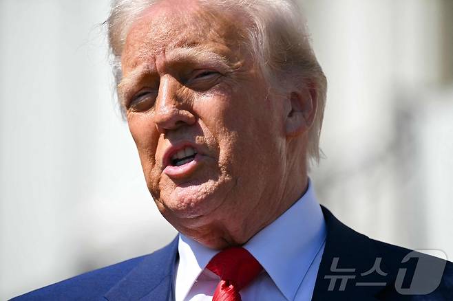 도널드 트럼프 미국 대통령이 9일(현지시간) 워싱턴 백악관에서 열린 자동차 경주 선수들과 개최한 행사서 “시진핑 중국 주석은 자존심이 강한 남자다. 중국과도 합의할 것이다”고 밝히고 있다. 2025.04.10 ⓒ AFP=뉴스1 ⓒ News1 우동명 기자