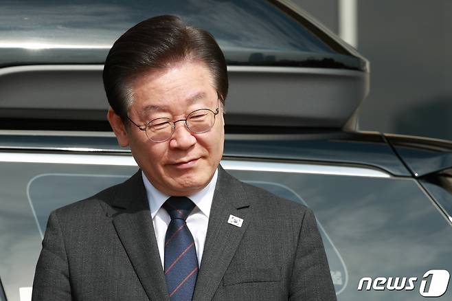 이재명 더불어민주당 대표가 22일 서울 여의도 국회에서 대일굴종외교 규탄 태극기달기 운동 행사의 일환으로 차량에 태극마크와 '역사를 팔아서 미래를 살 수는 없습니다'라고 적힌 스티커를 부착하기 전 생각에 잠겨 있다. 2023.3.22/뉴스1 ⓒ News1 안은나 기자