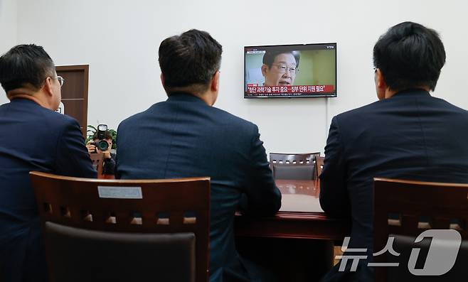 박찬대 더불어민주당 대표 직무대행 겸 원내대표(가운데), 박성준 원내수석부대표(왼쪽), 정진욱 원내대표 비서실장이 10일 오전 서울 여의도 국회에서 이재명 더불어민주당 전 대표의 제21대 대통령 선거 출마 영상을 시청하고 있다. 2025.4.10/뉴스1 ⓒ News1 안은나 기자