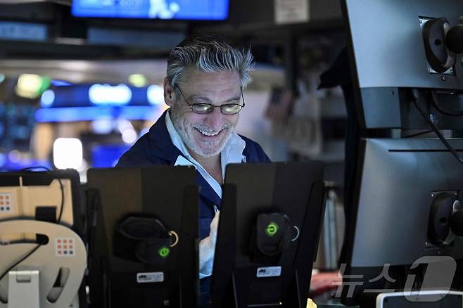 9일 뉴욕 증권거래소의 한 트레이더가 미소를 짓고 있다.. ⓒ AFP=뉴스1