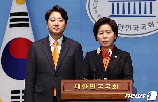 이준석 개혁신당 대표와 양향자 한국의희망 대표가 2025년 1월 24일 오후 서울 여의도 국회 소통관에서 기자회견을 하고 있다. 양당은 1월 31일 합당 절차를 완료했다.  2024.1.24/뉴스1 ⓒ News1 구윤성 기자