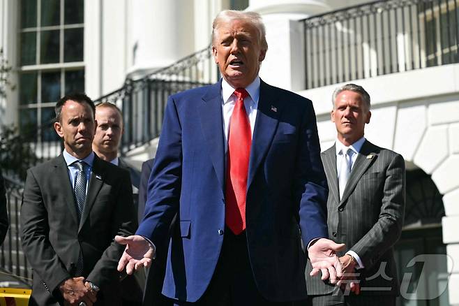 도널드 트럼프 미국 대통령이 9일(현지시간) 워싱턴 백악관에서 열린 자동차 경주 선수들과 개최한 행사서 “사람들이 좀 불안해해서 상호관세를 유예했다”고 밝히고 있다. 2025.04.10 ⓒ AFP=뉴스1 ⓒ News1 우동명 기자