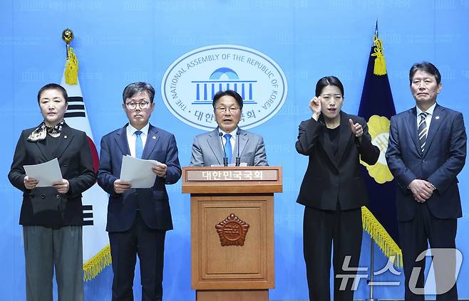 강기정 광주시장이 10일 오전 서울 국회 소통관에서 조인철·안도걸·전진숙 국회의원과 함께 AI관련 예산확보 기자회견을 하고 있다.(광주시 제공. 재판매 및 DB 금지) 2025.4.10/뉴스1