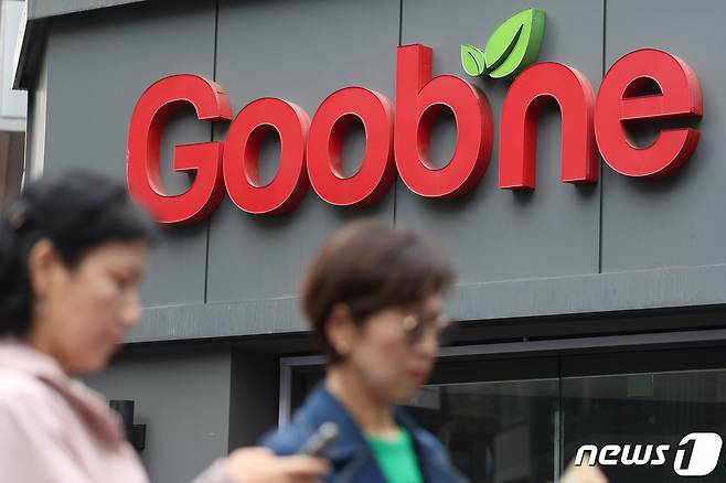 제22대 국회의원 선거(총선)가 끝나자 치킨 프랜차이즈 업체들이 가격을 인상했다. 굽네치킨은 치킨 9개 제품 가격을 1900원씩 인상했다.  사진은 15일 서울 시내에 위치한 굽네치킨 매장의 모습. 2024.4.15/뉴스1 ⓒ News1 신웅수 기자