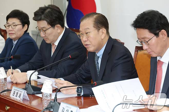 권영세 국민의힘 비상대책위원장이 10일 오전 서울 여의도 국회에서 열린 비상대책위원회의에서 발언하고 있다. 2025.4.10/뉴스1 ⓒ News1 이광호 기자