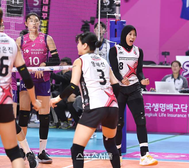 정관장 메가가 2일 인천 삼산월드체육관에서 열린 2024~2025 V-리그 여자부 챔피언 결정전 2차전 흥국생명과 경기 2세트 승리 후 환호하고 있다. 2025. 4. 2. 삼산 | 최승섭기자 thunder@sportsseoul.com