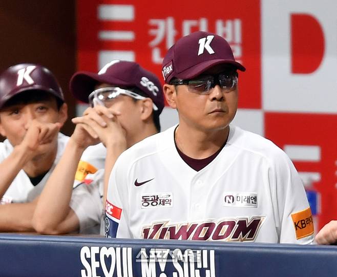 키움 홍원기 감독이 13일 고척스카이돔에서 열린 2024 KBO리그 KIA와 경기에서 선수들의 타격을 지켜보고 있다. 사진 | 스포츠서울 DB