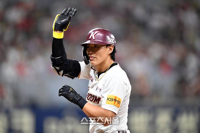 키움 3번타자 송성문이 13일 고척스카이돔에서 열린 2024 KBO리그 KIA와 경기 1회말 1사 1루에서 안타로 출루하고 있다. 사진 | 스포츠서울 DB