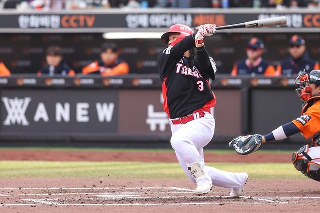 KIA 김선빈이 대전 한화생명 볼파크에서 열린 2025 KBO리그 한화와 경기에서 2루타를 때리고 있다. 사진 | KIA 타이거즈