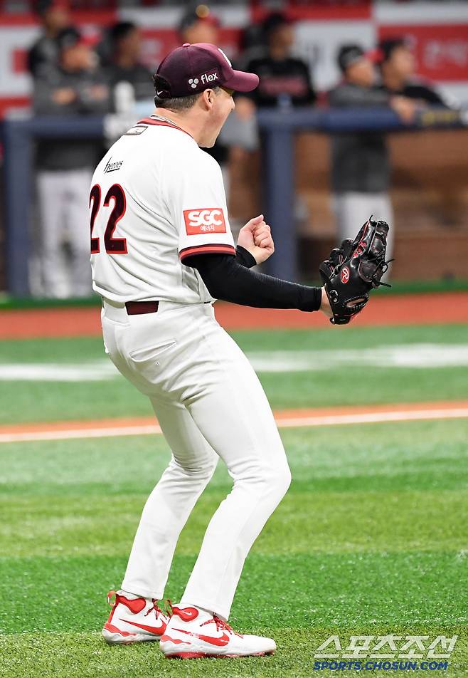 9일 서울 고척스카이돔에서 열린 키움 히어로즈와 LG 트윈스의 경기. 8회초 2사 1,2루 LG 홍창기 안타성 타구를 키움 좌익수 푸이그가 잡아내자 로젠버그가 포효하고 있다. 고척=박재만 기자 pjm@sportschosun.com/2025.04.09/