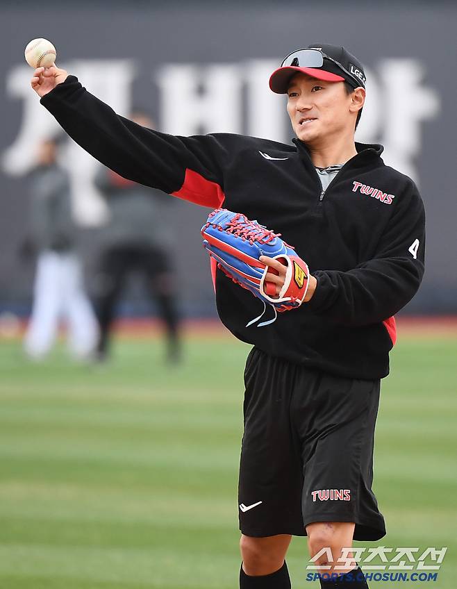 2일 수원 KT위즈파크에서 열린 LG-KT전. LG 신민재가 경기 전 훈련하고 있다. 수원=정재근 기자 cjg@sportschosun.com/2025.4.2/