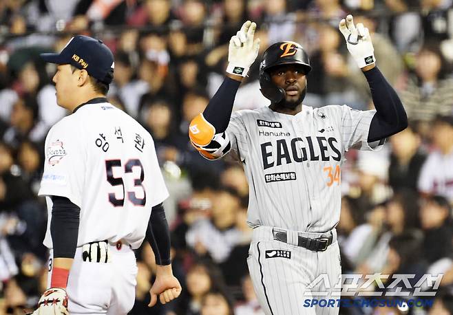 10일 잠실구장에서 열린 두산 베어스와 한화 이글스의 경기. 6회초 1사 한화 플로리얼이 안타를 날린 뒤 환호하고 있다. 잠실=박재만 기자 pjm@sportschosun.com/2025.04.10/