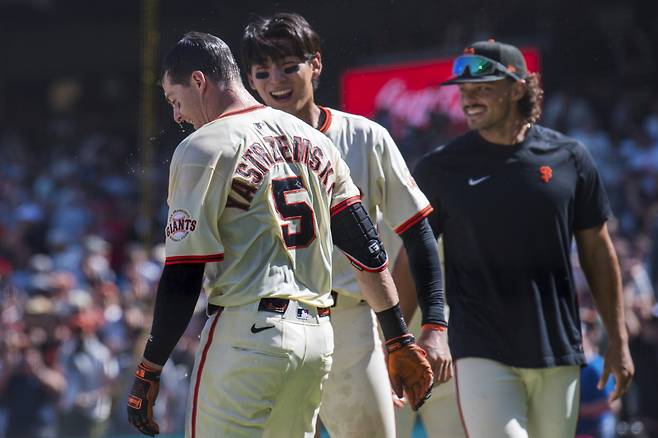 이정후가 연장 10회말 끝내가 투런포를 날린 마이크 야스트렘스키에게 세리머니를 하고 있다. AP연합뉴스