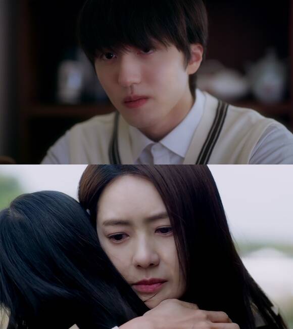 강찬희(위쪽)와 이요원은 반전을 품은 캐릭터를 입체적으로 그려내며 각 에피소드를 이끈다. /영화로운 형제