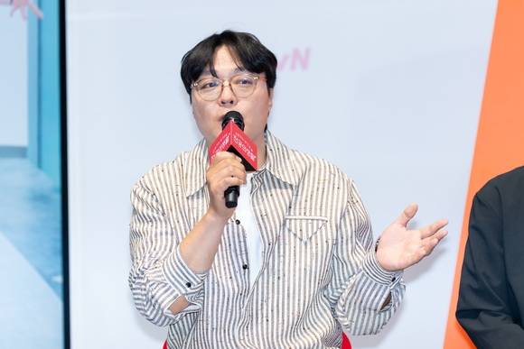 신원호 크리에이터가 10일 오후 2시 서울 구로구에서 열린 tvN 새 토일드라마 '언젠가는 슬기로울 전공의생활' 제작발표회에서 "오랜만에 감동이 있는 성장 서사를 보여줄 것"이라고 밝혔다. /tvN