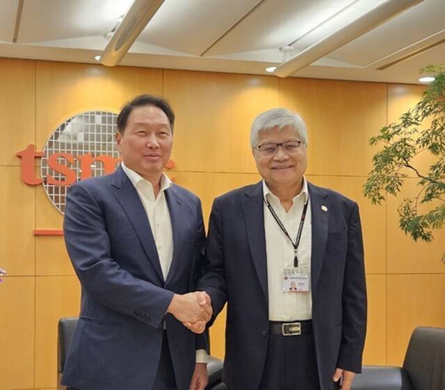 최태원 SK그룹 회장(왼쪽)이 대만 출장길에 올랐다. 사진은 최 회장이 지난해 6월 대만 TSMC 본사에서 웨이저자 회장과 만나 악수하는 모습. /SK그룹