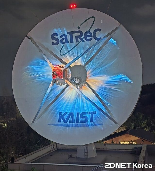 퍼포먼스가 진행 중인 KAIST 인공위성연구소 저궤도위성안테나. 9일 밤 이 안테나를 통해 지드래곤 음원이 우주로 송출됐다.