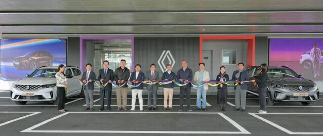 9일 개최된 르노코리아 부산 물류센터 고객 출고장 개관식에서 르노코리아 스테판 드블레즈 사장(왼쪽에서 여섯번째)을 비롯한 내빈들이 기념사진을 촬영하고 있다