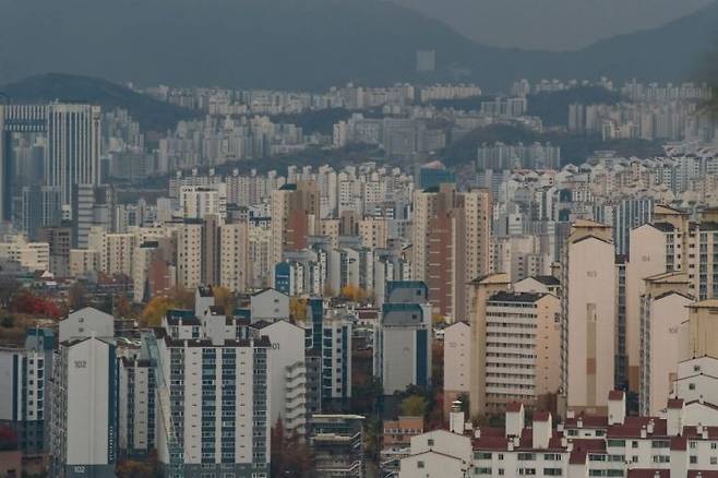 서울 인왕산에서 바라본 서울 시내 아파트 모습. 연합뉴스