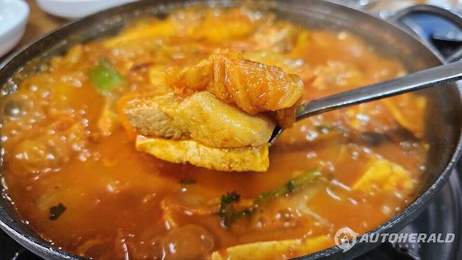 한두 겨울을 보낸 묵은지를 넣는 김치찌개는 봄에 먹어야 더 맛이 난다. (양승덕)