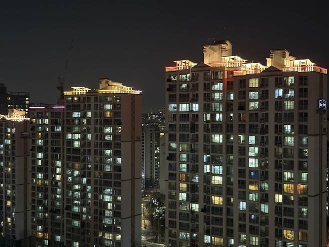 지난 1일 밤 서울 마포구 공덕동의 한 아파트 전경. 늦은 밤까지 옥상 조명이 환하게 켜져 있다. 근처 아파트 주민들은 “불빛 때문에 잠을 설치고 있다”고 했다./한영원 기자