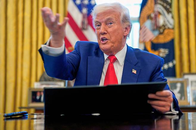 도널드 트럼프 대통령이 현지시각 9일 미국 워싱턴 백악관 집무실에서 행정명령에 서명한 뒤 발언하고 있다. 트럼프 대통령은 이날 중국을 제외한 국가들에 상호관세를 90일 유예한다고 발표했다./AP 연합뉴스