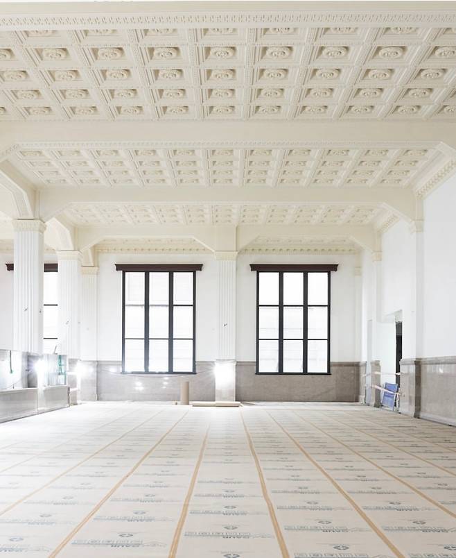 신세계 '더 헤리티지' 1층 천장의  꽃 모양 석고 부조. 이 공간에는 현재 샤넬 매장이 자리했다. /신세계백화점 인스타그램