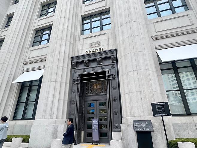 신세계백화점이 옛 SC제일은행 본점을 리뉴얼(재단장)해 지난 9일 개장한 '더 헤리티지'. 북쪽 출입구에 '샤넬' 간판이 붙어 있다. 현재 이 출입구는 사용하지 않는다. /김은영 기자