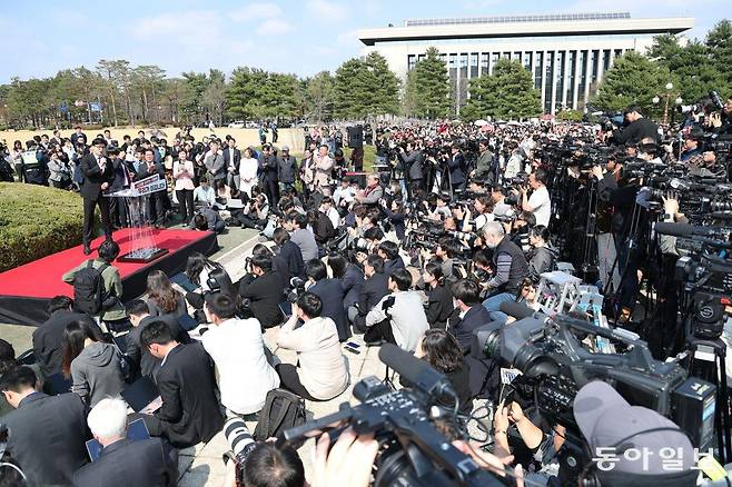수많은 취재진들이 운집해 한동훈 전 대표의 출마회견을 기록했다.  이훈구 기자 ufo@donga.com
