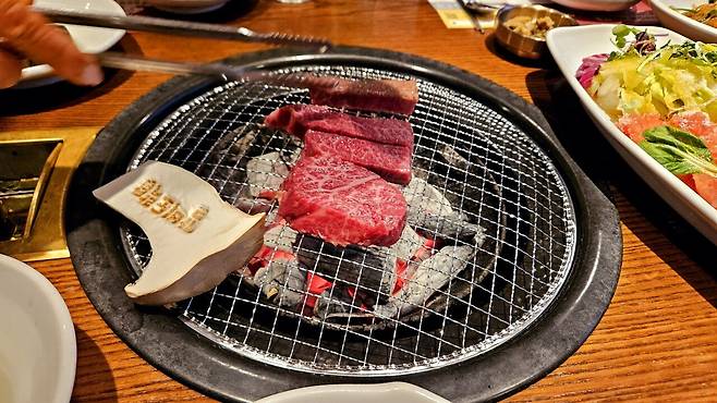 20250409_182315.jpg 회사 대표님이 사주신 한우 그리고 선물