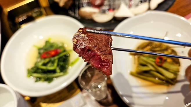 20250409_182520.jpg 회사 대표님이 사주신 한우 그리고 선물