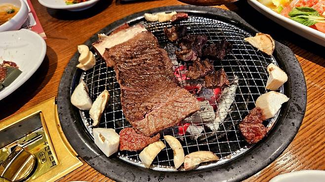 20250409_183720.jpg 회사 대표님이 사주신 한우 그리고 선물