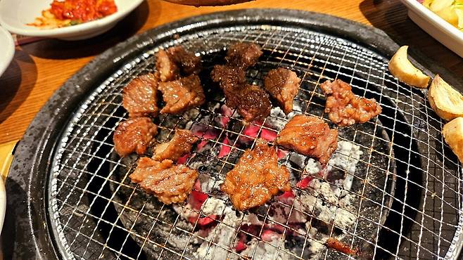 20250409_191455.jpg 회사 대표님이 사주신 한우 그리고 선물