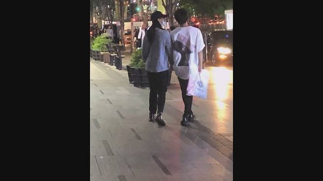 충격 단독! 故 김새론 씨 전남친 진실.. 김수현 6년 열애 실체!.mp4_20250410_142030.614.jpg 이진호가 김새론이 다른 남자와 사귀고 있는 증거라고 올린 사진, 영상