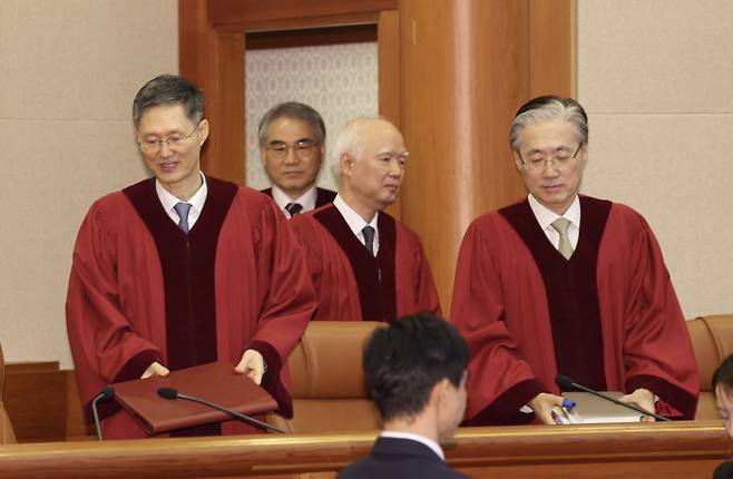 10일 오후 서울 종로구 재동 헌법재판소에서 열린 박성재 법무부장관 탄핵 심판 선고를 하기 위해 재판관들이 입정하고 있다. /사진=뉴스1