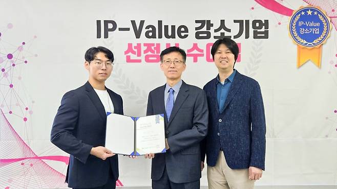 유봉열 기술보증기금 중앙기술평가원 부원장(가운데)이 10일 서울 양재동 기술보증기금 중앙기술평가원에서 'IP-Value 강소기업'으로 선정된 진씨커의 예성혁 공동대표(왼쪽), 허준석 공동대표와 기념촬영을 하고 있다. 기술보증기금 제공