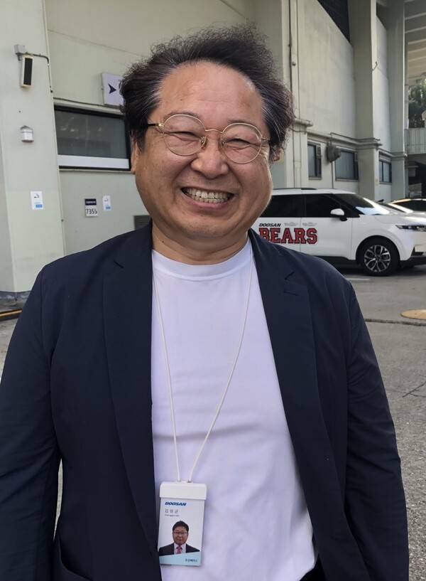 두산 베어스에서 34년간 근무한 김정균 마케터가 잠실야구장의 베어스 사무실 앞에서 프로야구 흥행의 배경을 이야기하고 있다. 김창금 <한겨레> 선임기자