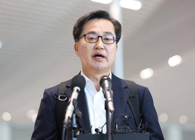 김동연 경기지사가 9일 인천국제공항 제2터미널에서 자동차 부품 관세 대응을 위한 미국 출장에 앞서 대선 출마 선언을 하고 있다. 뉴시스