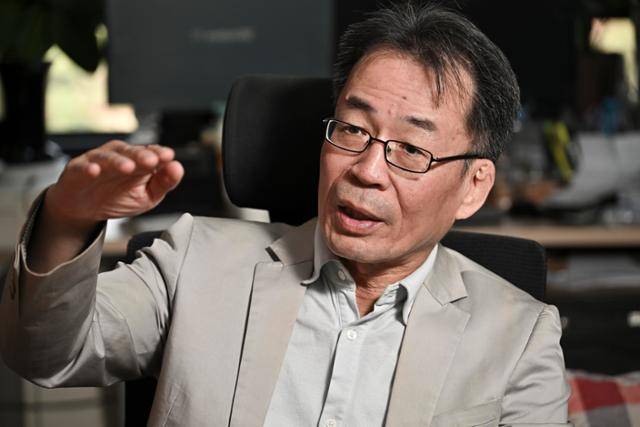 조한범 통일연구원 석좌연구위원이 3일 서울 서초구 서울지방조달청 내 통일연구원 연구실에서 본보와 인터뷰하고 있다. 정다빈 기자