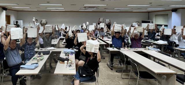 지난해 경기도시장상권진흥원(경상원)에서 기후행동 실천을 위해 손수건 쓰기 캠페인에 참여한 상인들이 손수건을 들어 보이는 모습. 캠페인 덕에 상인회는 이후 판촉물 배포 시 일회용 물티슈 대신 손수건을 나눠줬다고 합니다. 경상원 제공지난해 경기도시장상권진흥원(경상원)에서 기후행동 실천을 위해 손수건 쓰기 캠페인에 참여한 상인들이 손수건을 들어 보이는 모습. 캠페인 덕에 상인회는 이후 판촉물 배포 시 일회용 물티슈 대신 손수건을 나눠줬다고 합니다. 경상원 제공