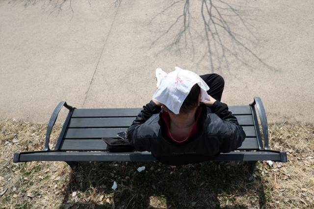 지난달 14일 서울 용산구 이촌한강공원에서 꽃무늬 손수건을 머리에 쓴 시민이 휴식을 취하는 모습입니다. 연합뉴스