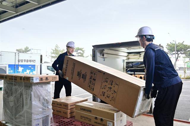 삼성전자 에어컨 설치 전담팀이 에어컨 설치를 위해 제품을 옮기고 있다. 삼성전자 제공