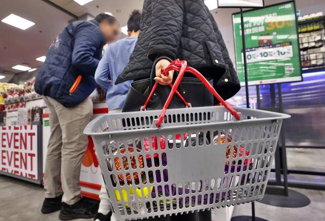 6일 서울의 한 대형마트에서 시민들이 장을 보고 있다. 연합뉴스