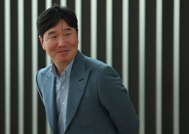 <yonhap photo-4245="">지난달 20일 월드베이스볼클래식(WBC) 전력 분석차 대만으로 출국하기 전 취재진과 인터뷰하는 류지현 대표팀 감독. 연합뉴스</yonhap>