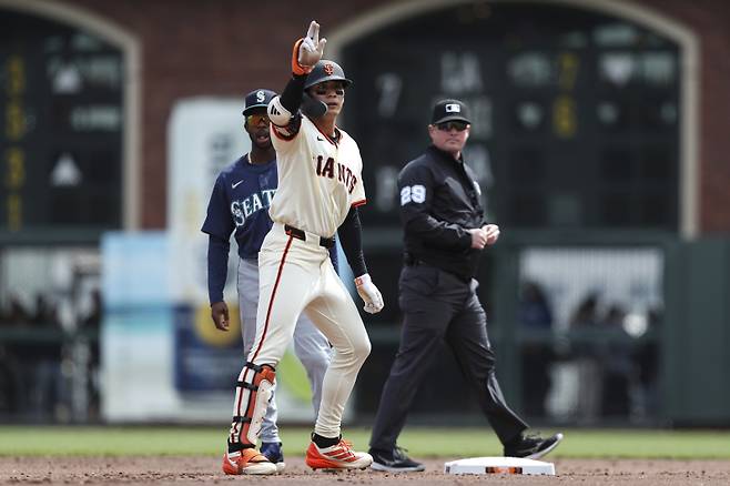 <yonhap photo-1850=""> San Francisco Giants' Jung Hoo Lee, center, reacts after hitting a double against the Seattle Mariners during the first inning of a baseball game in San Francisco, Sunday, April 6, 2025. (AP Photo/Kavin Mistry)/2025-04-07 05:53:53/ <저작권자 ⓒ 1980-2025 ㈜연합뉴스. 무단 전재 재배포 금지, AI 학습 및 활용 금지></yonhap>
