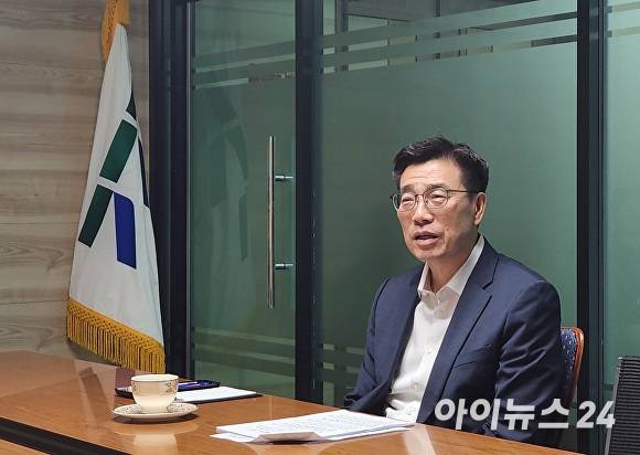 최원용 경기경제청장가 최근 아이뉴스24와의 인터뷰에서 설명하고 있다. [사진=임정규 기자]